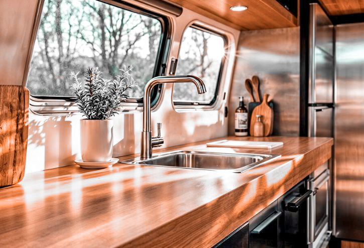 Come organizzare la cucina in camper